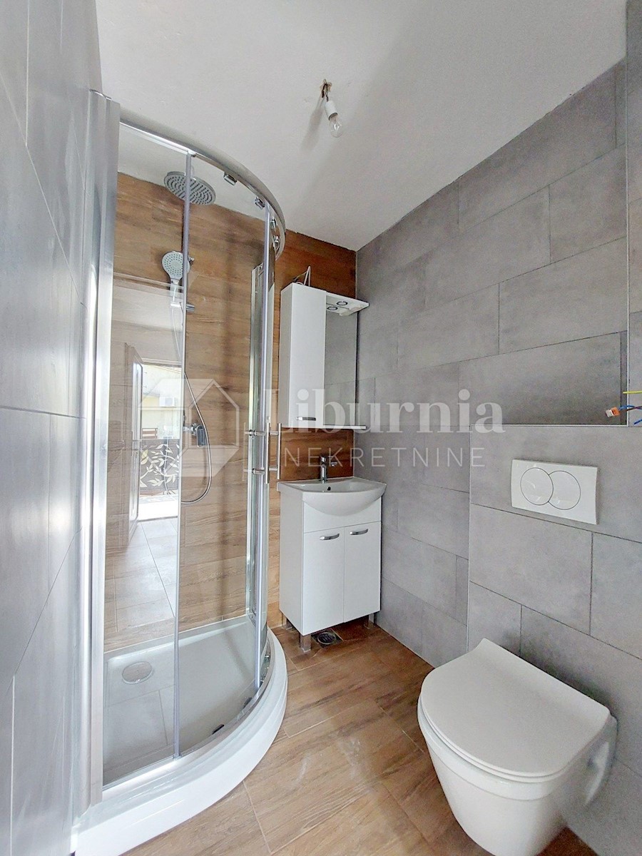 Otok Krk, Kornić. Dvonadstropni apartma s pogledom na morje.