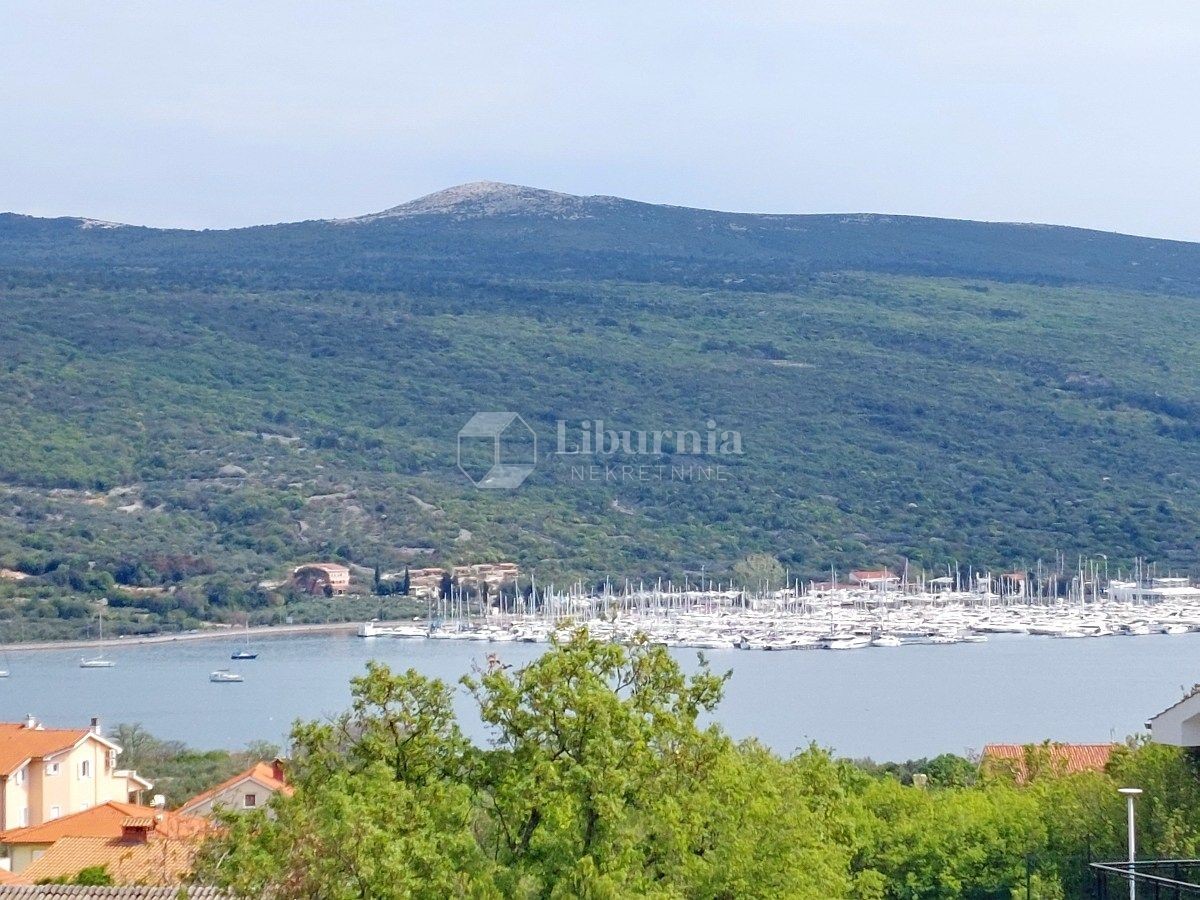 Otok Krk, Kornić. Dvonadstropni apartma s pogledom na morje.