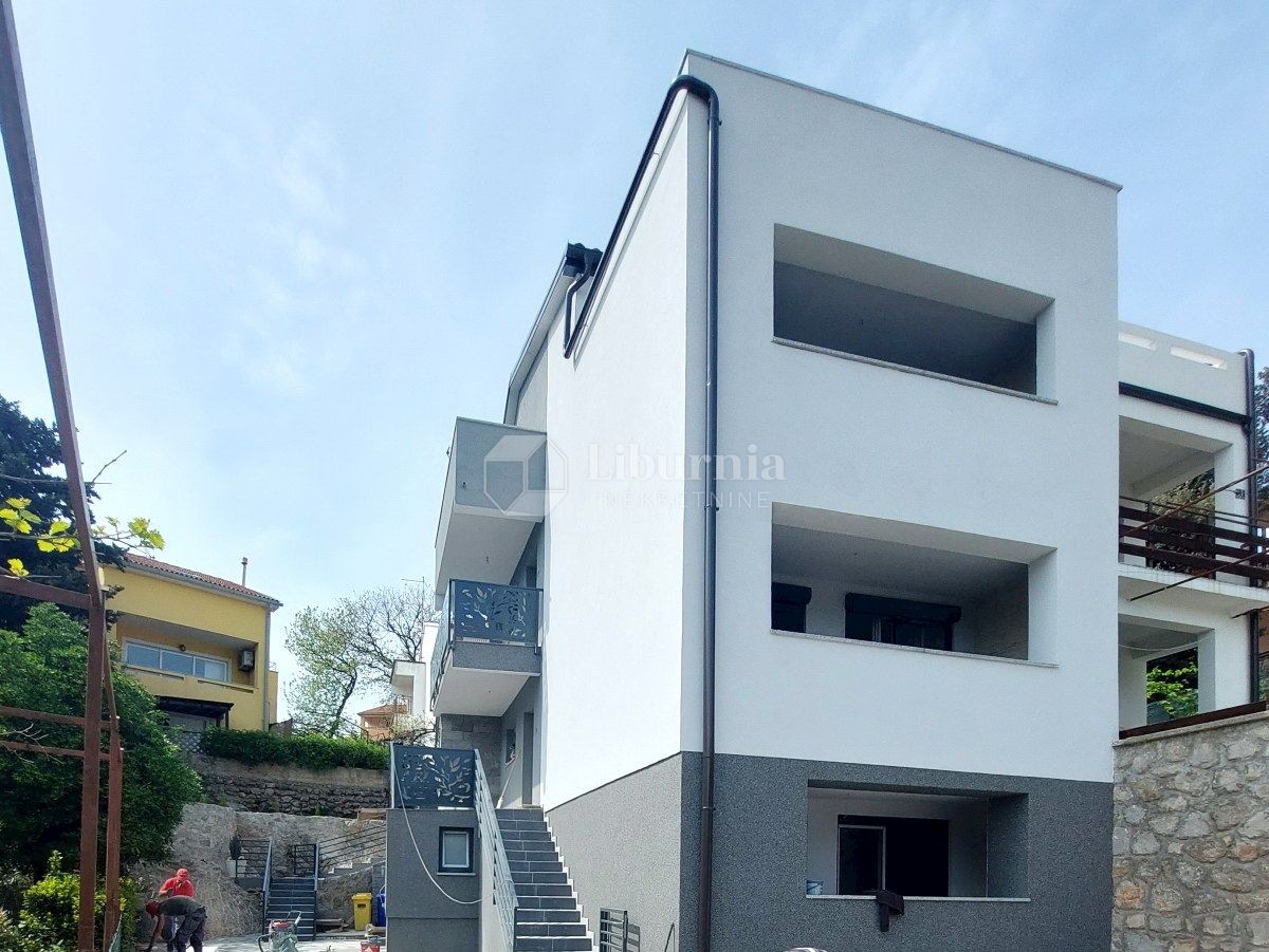 Otok Krk, Kornić. Dvonadstropni apartma s pogledom na morje.