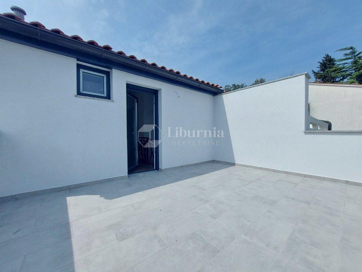 Otok Krk, Kornić. Dvonadstropni apartma s pogledom na morje.