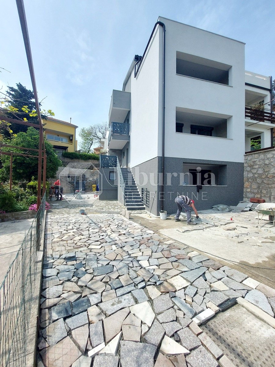 Otok Krk, Kornić. Dvonadstropni apartma s pogledom na morje.
