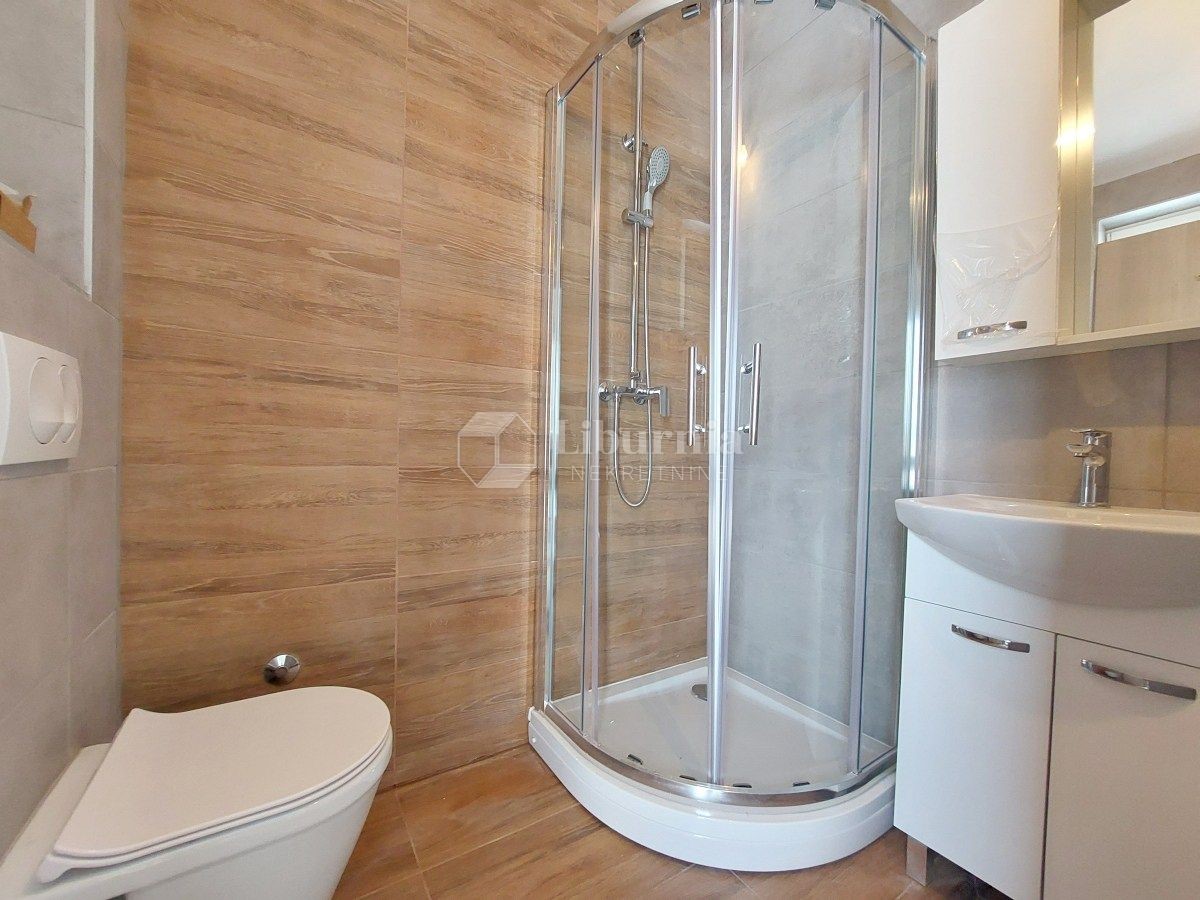 Otok Krk, Kornić. Dvonadstropni apartma s pogledom na morje.