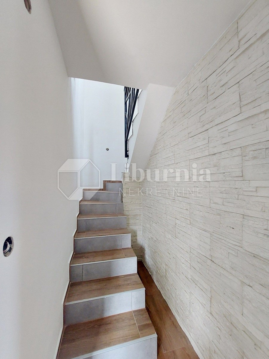 Otok Krk, Kornić. Dvonadstropni apartma s pogledom na morje.