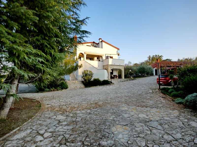 Otok Krk, Dobrinj. Samostojna hiša z velikim vrtom.