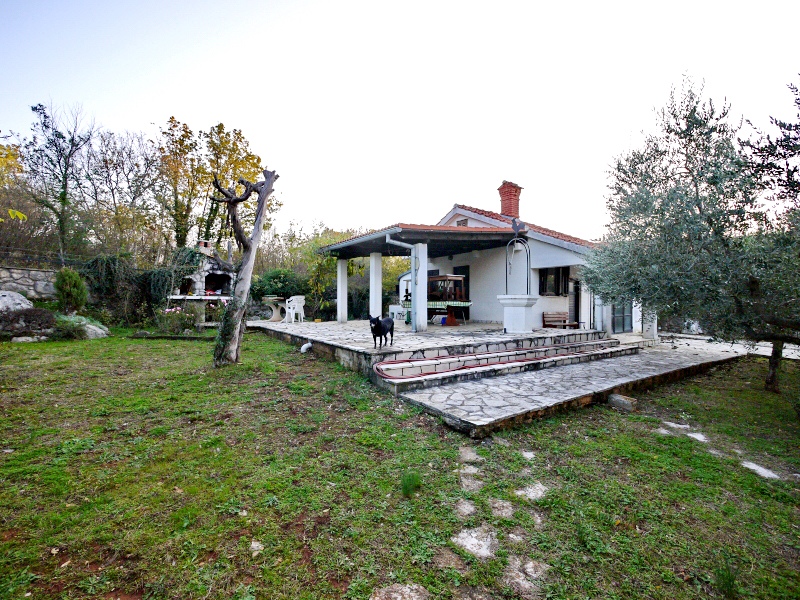 Otok Krk, Dobrinj. Samostojna hiša z velikim vrtom.