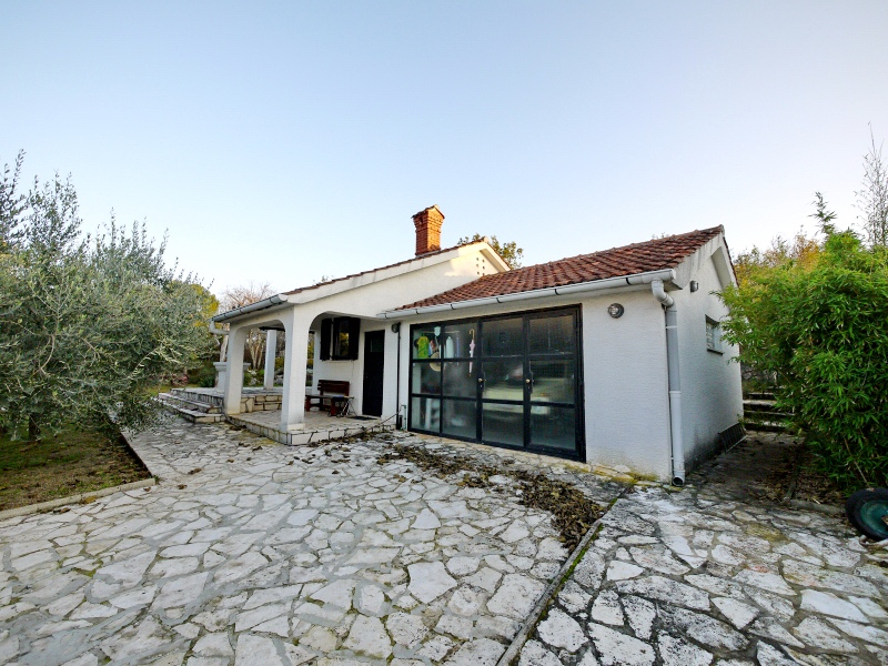 Otok Krk, Dobrinj. Samostojna hiša z velikim vrtom.