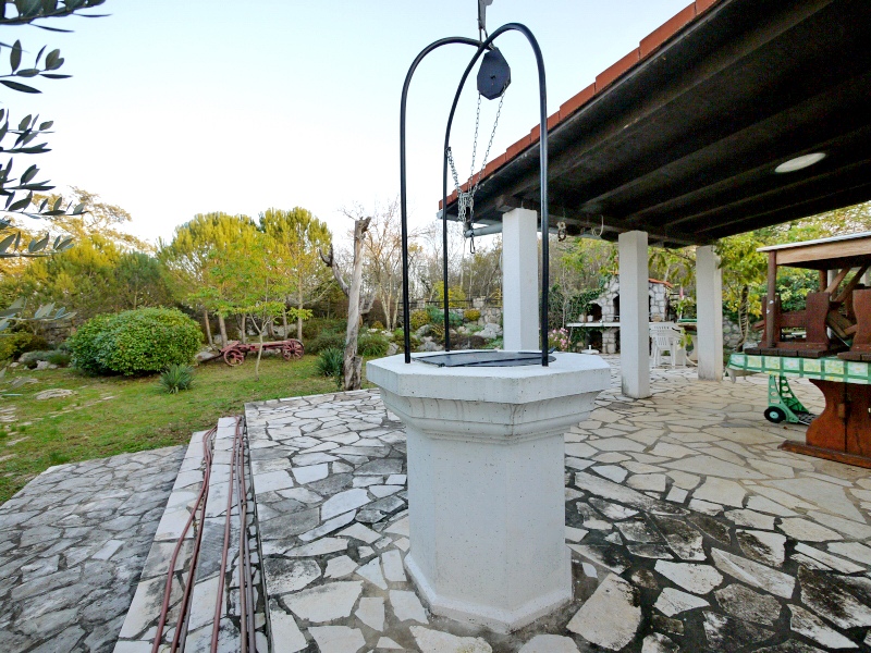 Otok Krk, Dobrinj. Samostojna hiša z velikim vrtom.