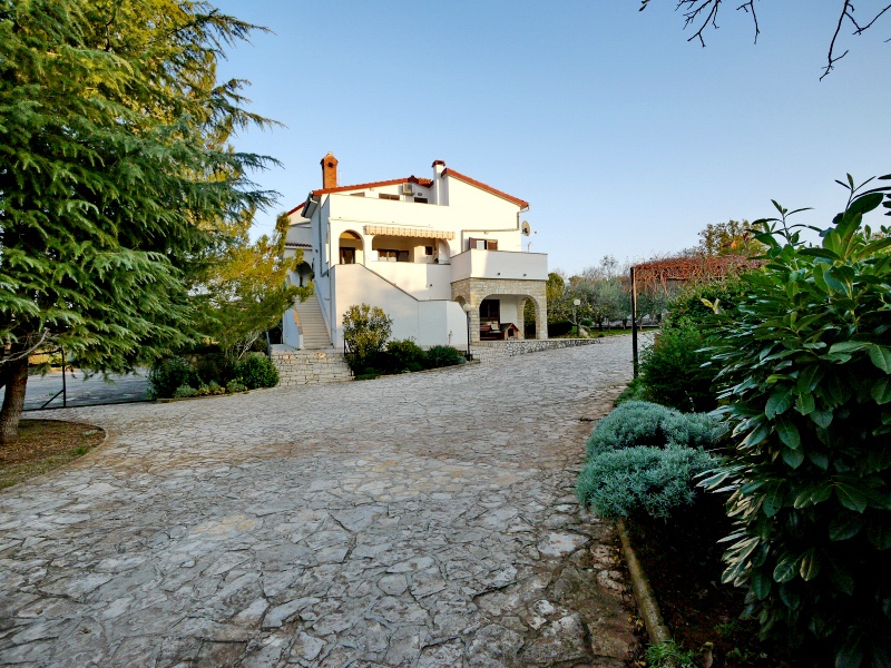 Otok Krk, Dobrinj. Samostojna hiša z velikim vrtom.