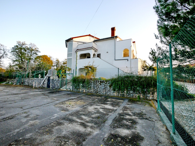Otok Krk, Dobrinj. Samostojna hiša z velikim vrtom.