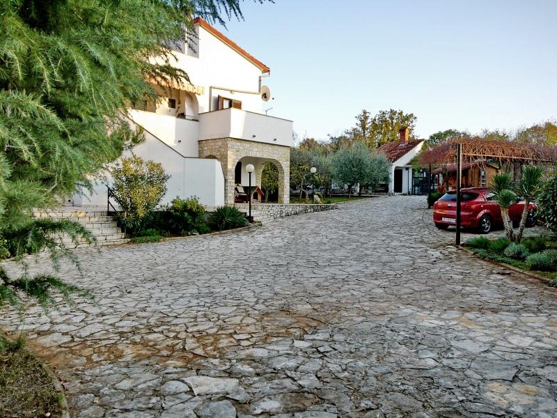 Otok Krk, Dobrinj. Samostojna hiša z velikim vrtom.