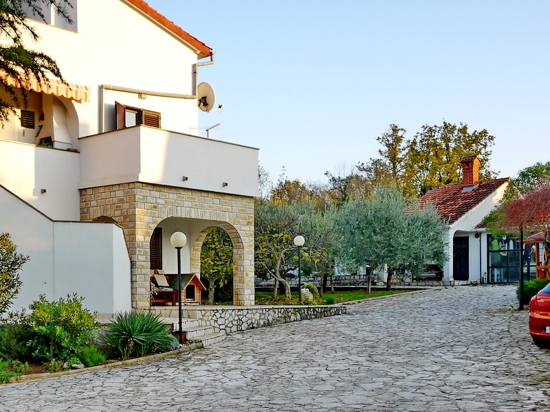 Otok Krk, Dobrinj. Samostojna hiša z velikim vrtom.