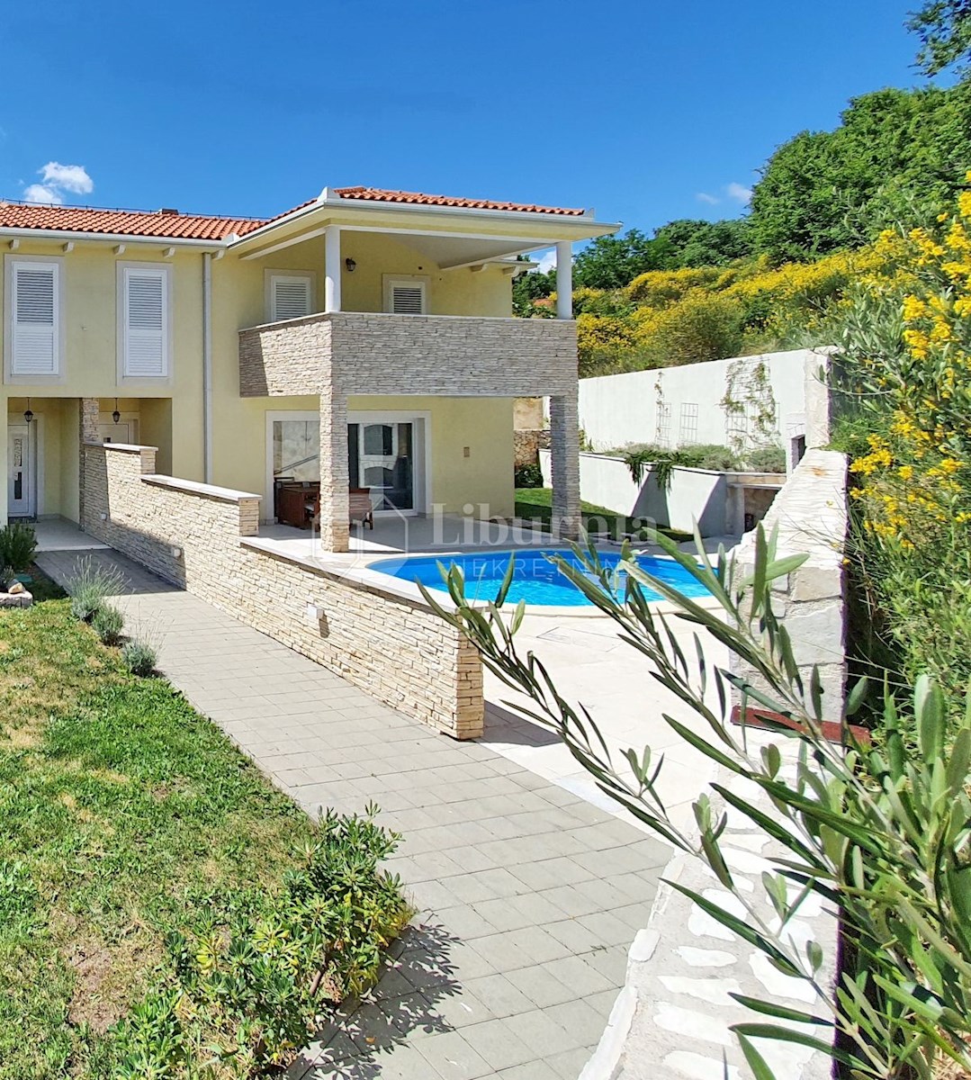Otok Krk, Krk, okolica. Samostojna nova hiša, delno obložena s kamnom
