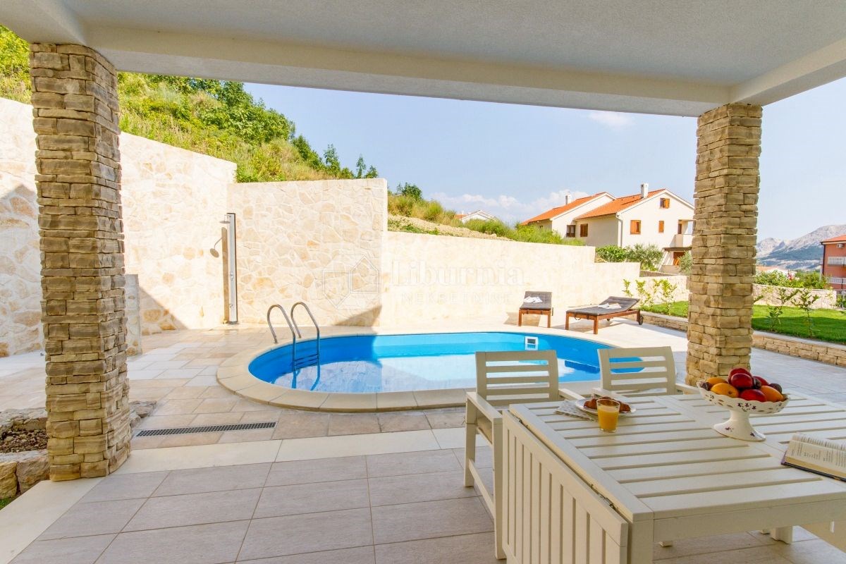 Otok Krk, Krk, okolica. Samostojna nova hiša, delno obložena s kamnom