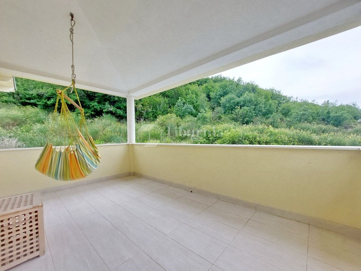 Otok Krk, Krk, okolica. Samostojna nova hiša, delno obložena s kamnom