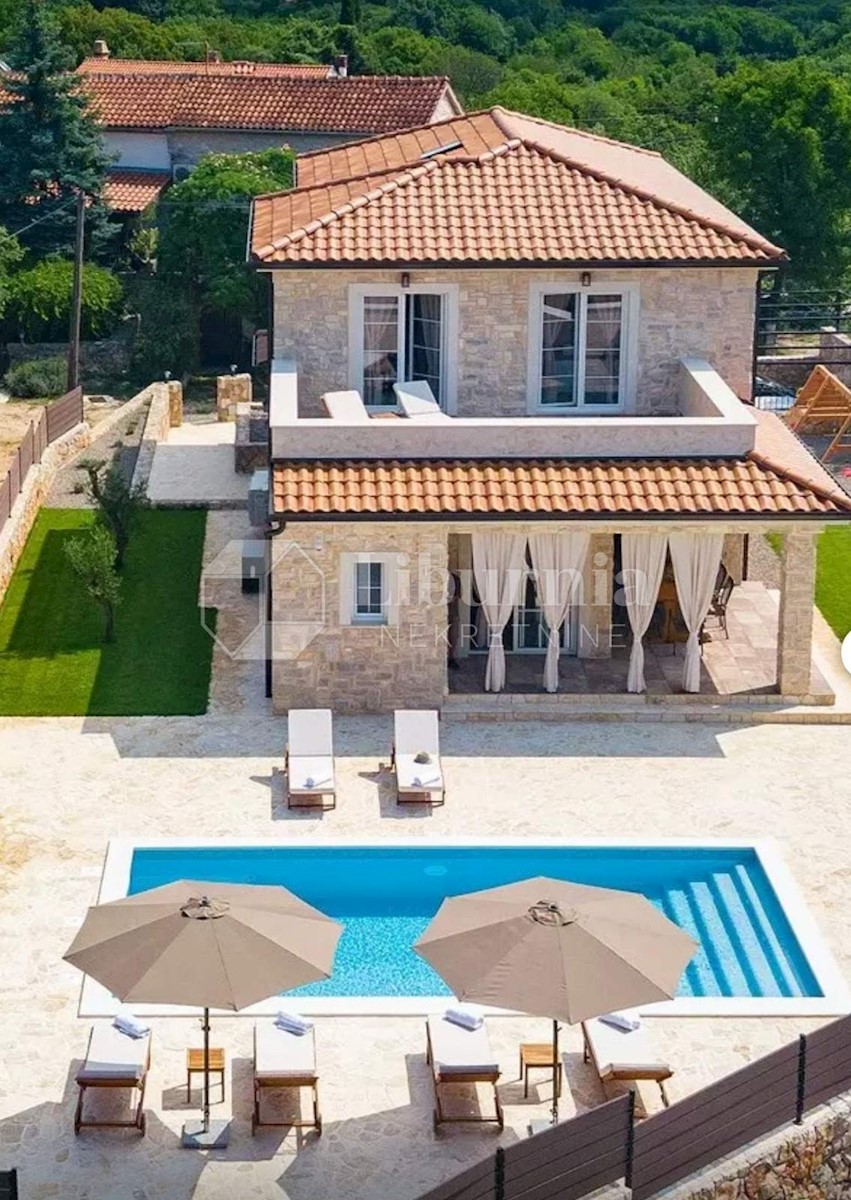 Otok Krk, Dobrinj. Samostojna hiša z bazenom, 3,5 km od morja.