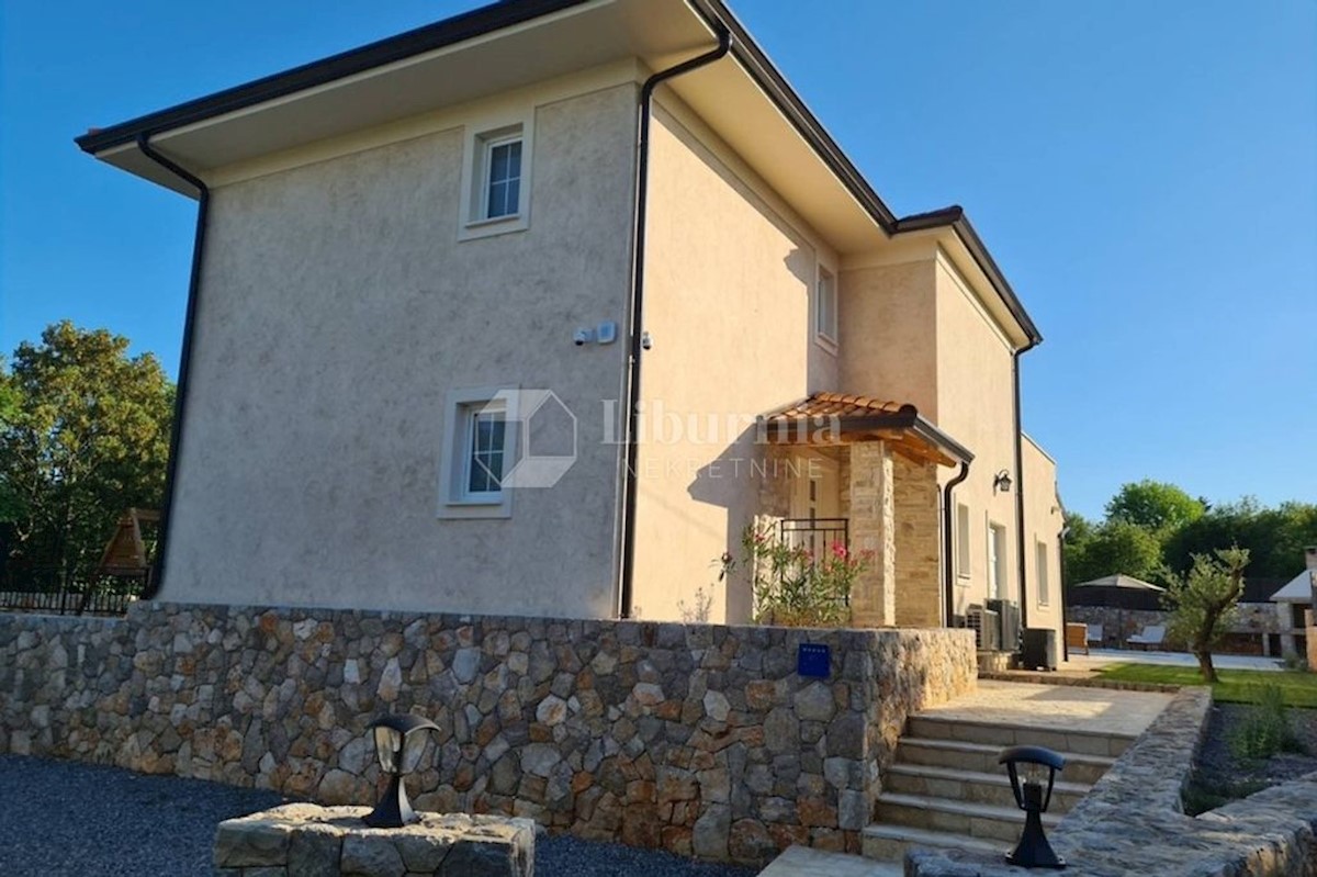 Otok Krk, Dobrinj. Samostojna hiša z bazenom, 3,5 km od morja.