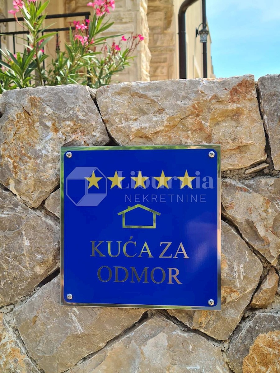 Otok Krk, Dobrinj. Samostojna hiša z bazenom, 3,5 km od morja.