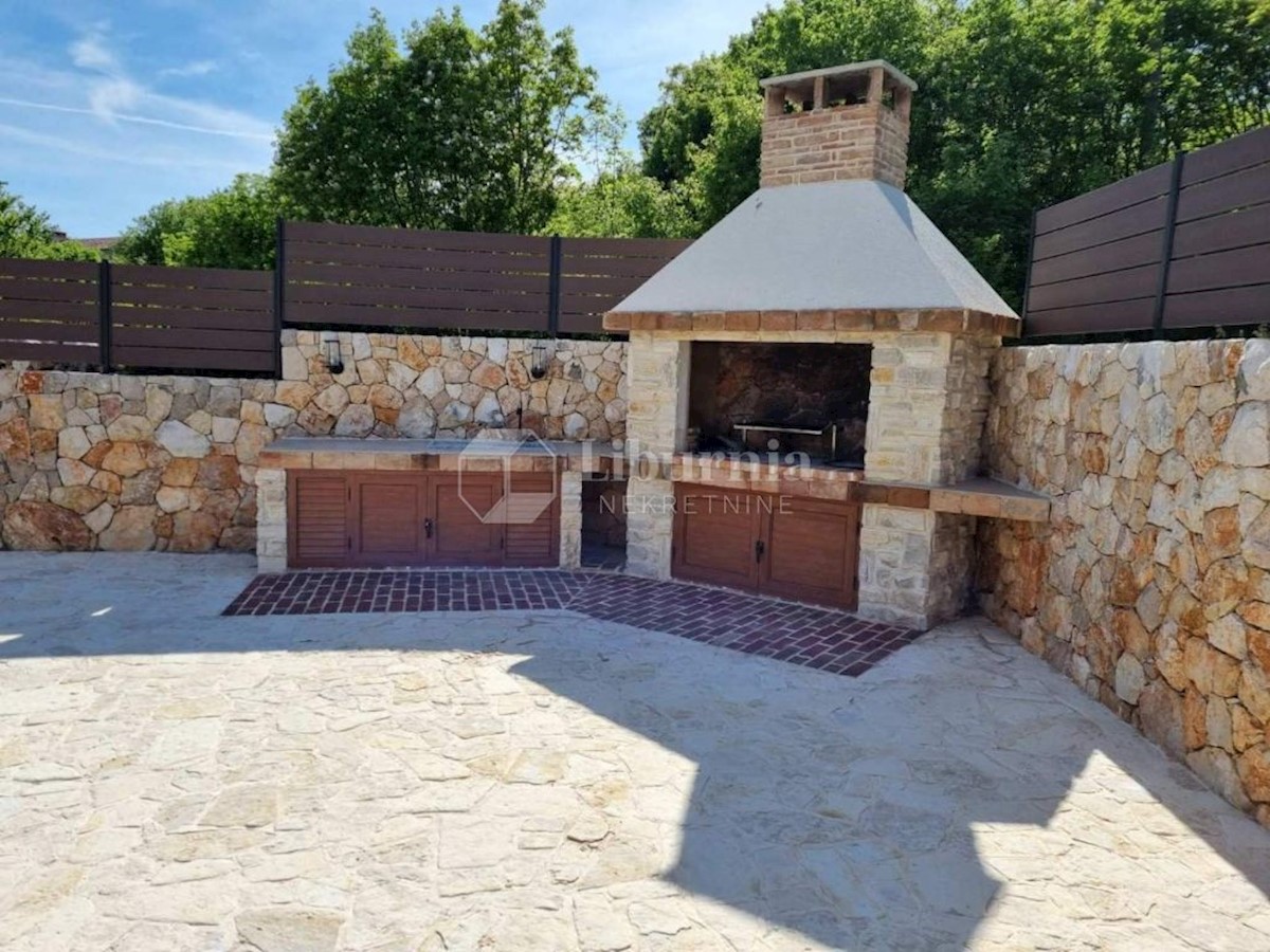 Otok Krk, Dobrinj. Samostojna hiša z bazenom, 3,5 km od morja.