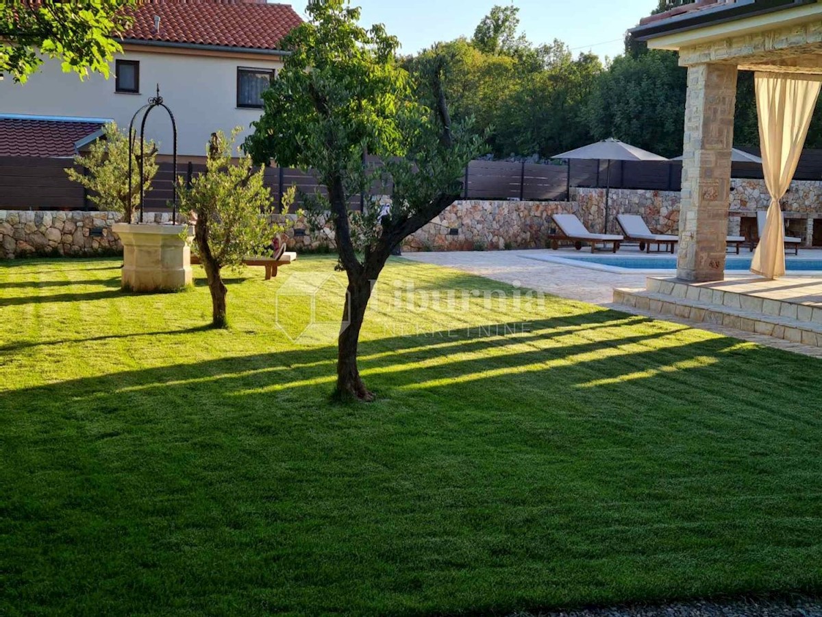 Otok Krk, Dobrinj. Samostojna hiša z bazenom, 3,5 km od morja.