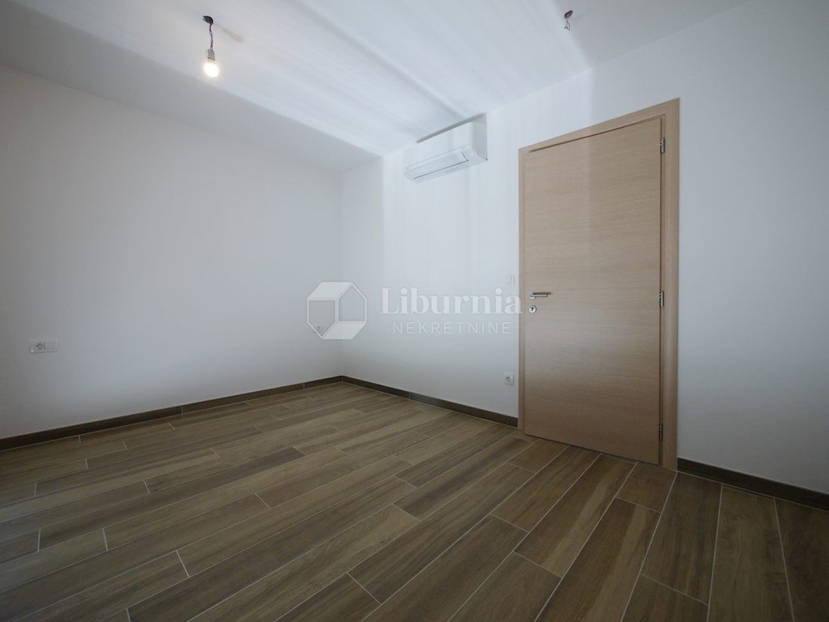 Malinska. Novogradnja. Dvonadstropni apartma z bazenom, 250 metrov od morja.