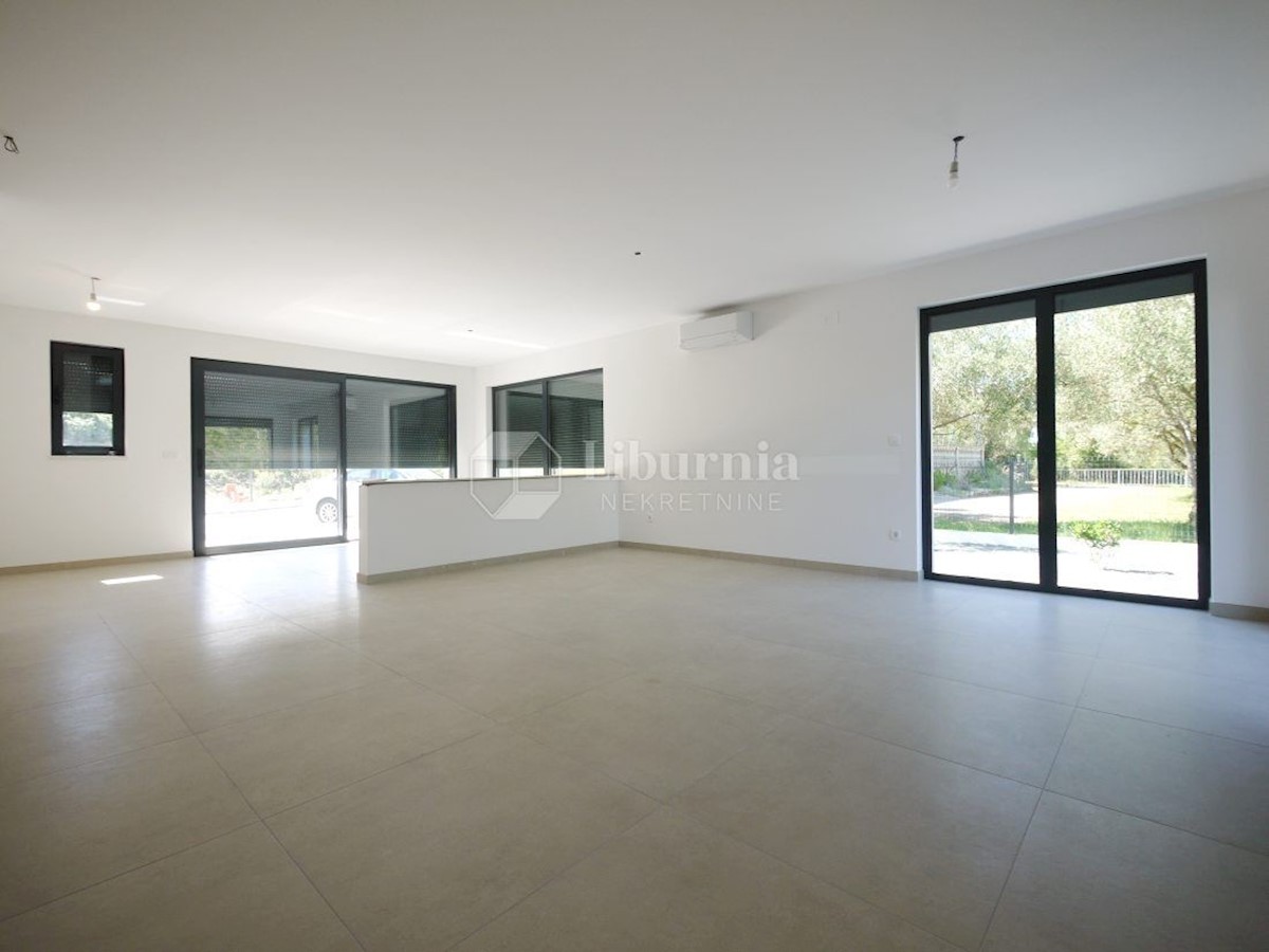 Malinska. Novogradnja. Dvonadstropni apartma z bazenom, 250 metrov od morja.