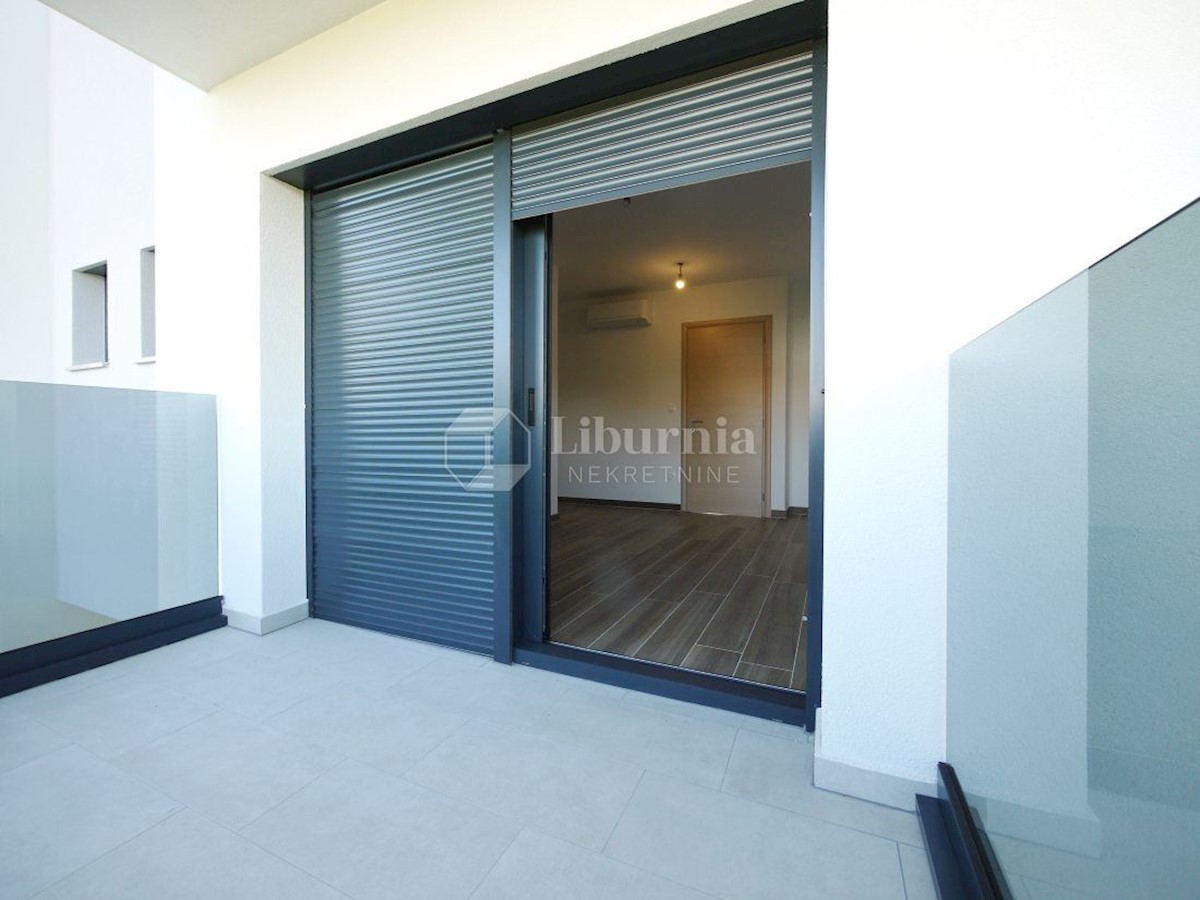 Malinska. Novogradnja. Dvonadstropni apartma z bazenom, 250 metrov od morja.