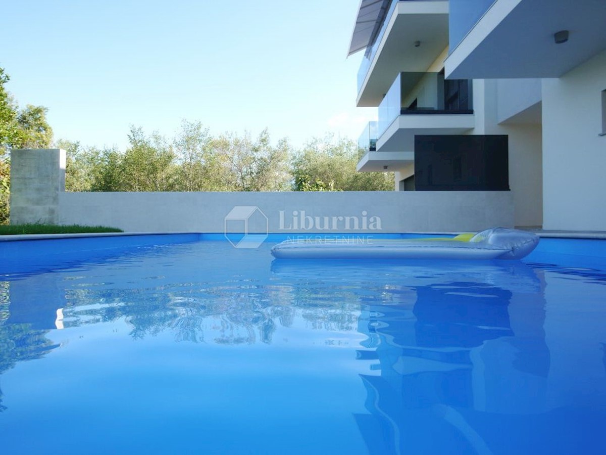 Malinska. Novogradnja. Dvonadstropni apartma z bazenom, 250 metrov od morja.