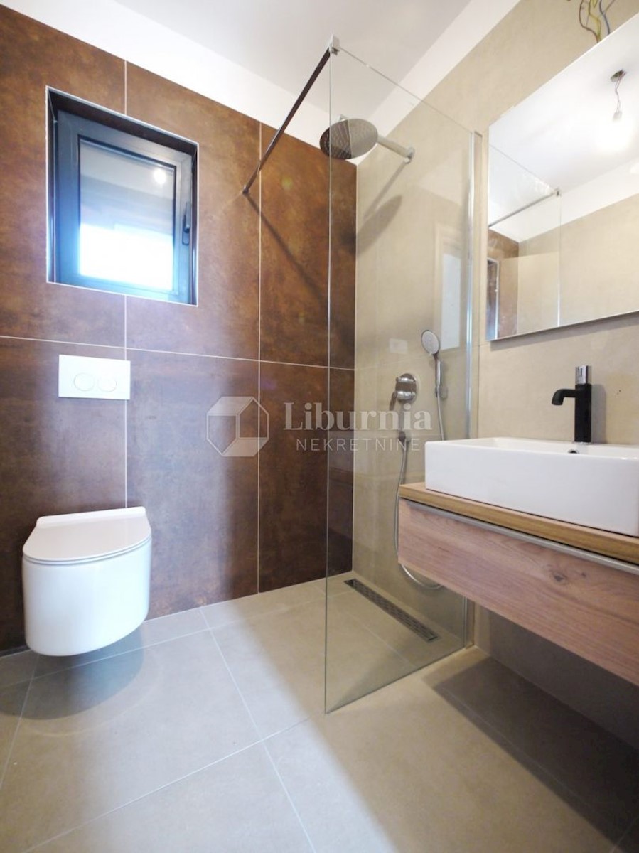 Malinska. Novogradnja. Dvonadstropni apartma z bazenom, 250 metrov od morja.