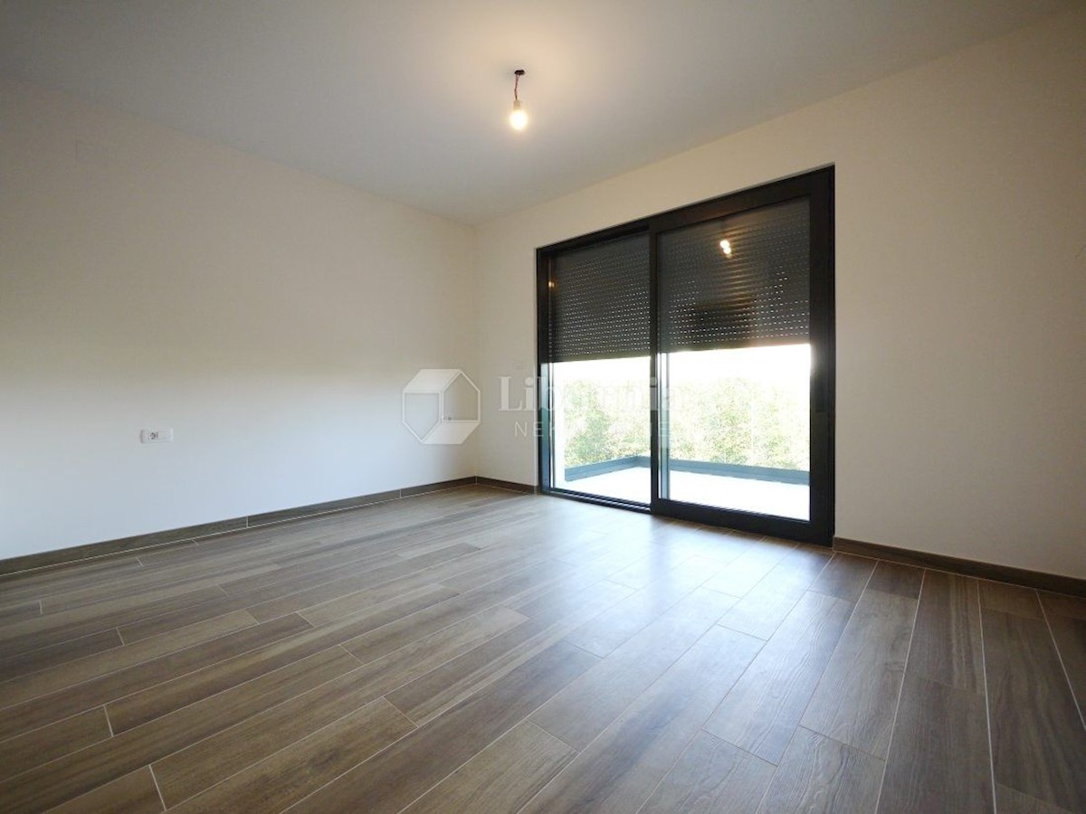 Malinska. Novogradnja. Dvonadstropni apartma z bazenom, 250 metrov od morja.