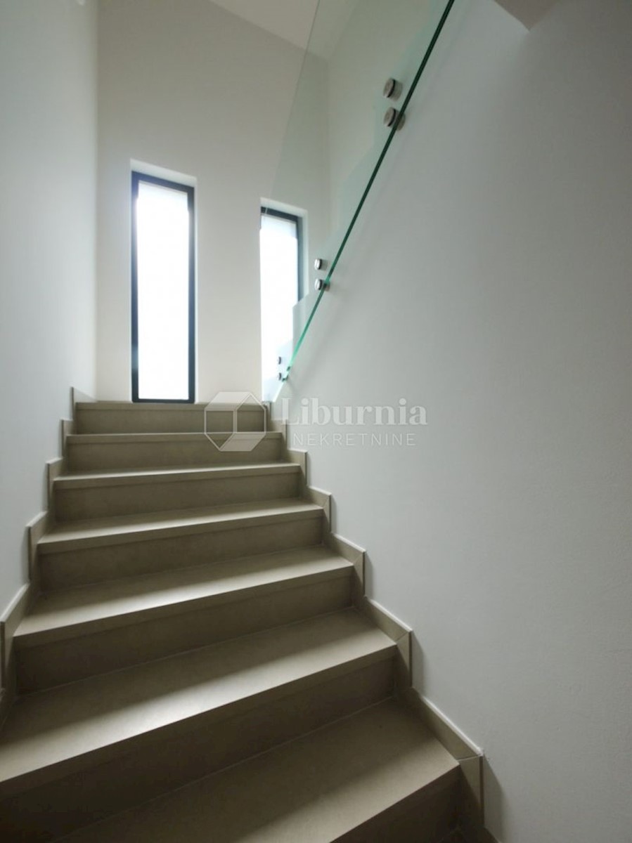 Malinska. Novogradnja. Dvonadstropni apartma z bazenom, 250 metrov od morja.
