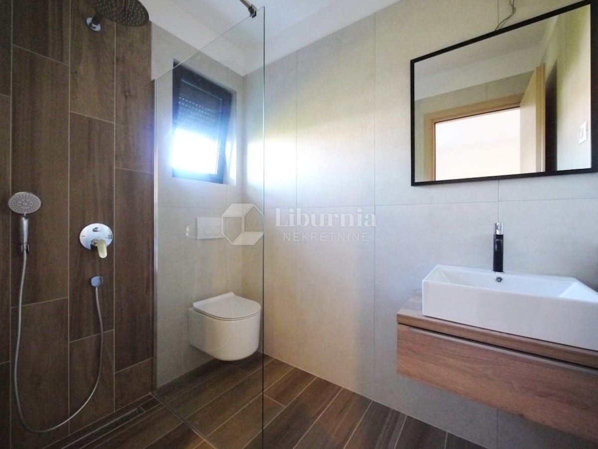 Malinska. Novogradnja. Dvonadstropni apartma z bazenom, 250 metrov od morja.