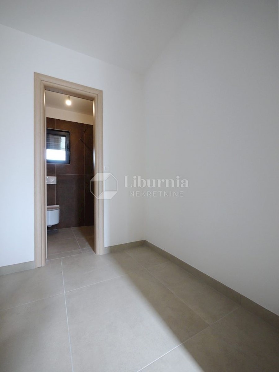 Malinska. Novogradnja. Dvonadstropni apartma z bazenom, 250 metrov od morja.