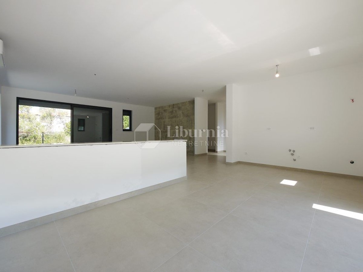 Malinska. Novogradnja. Dvonadstropni apartma z bazenom, 250 metrov od morja.