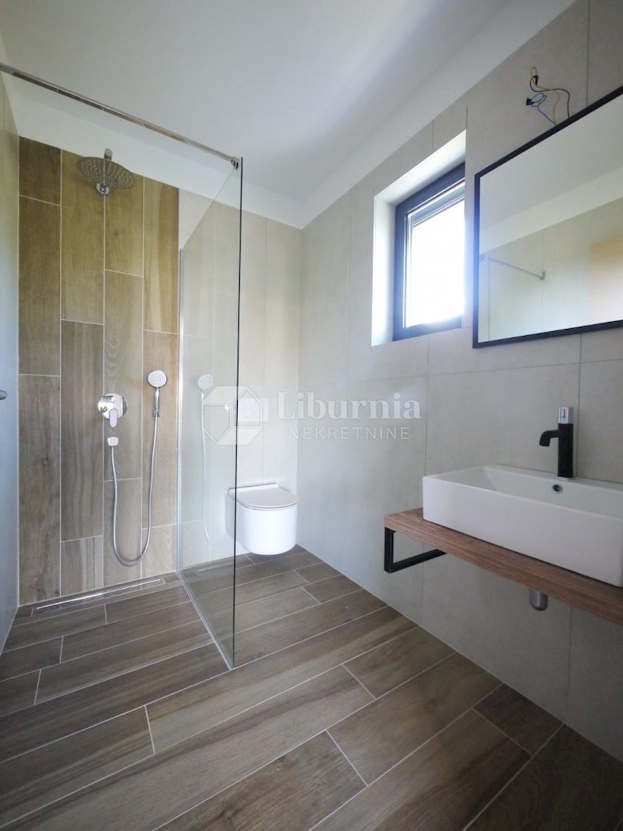 Malinska. Novogradnja. Dvonadstropni apartma z bazenom, 250 metrov od morja.