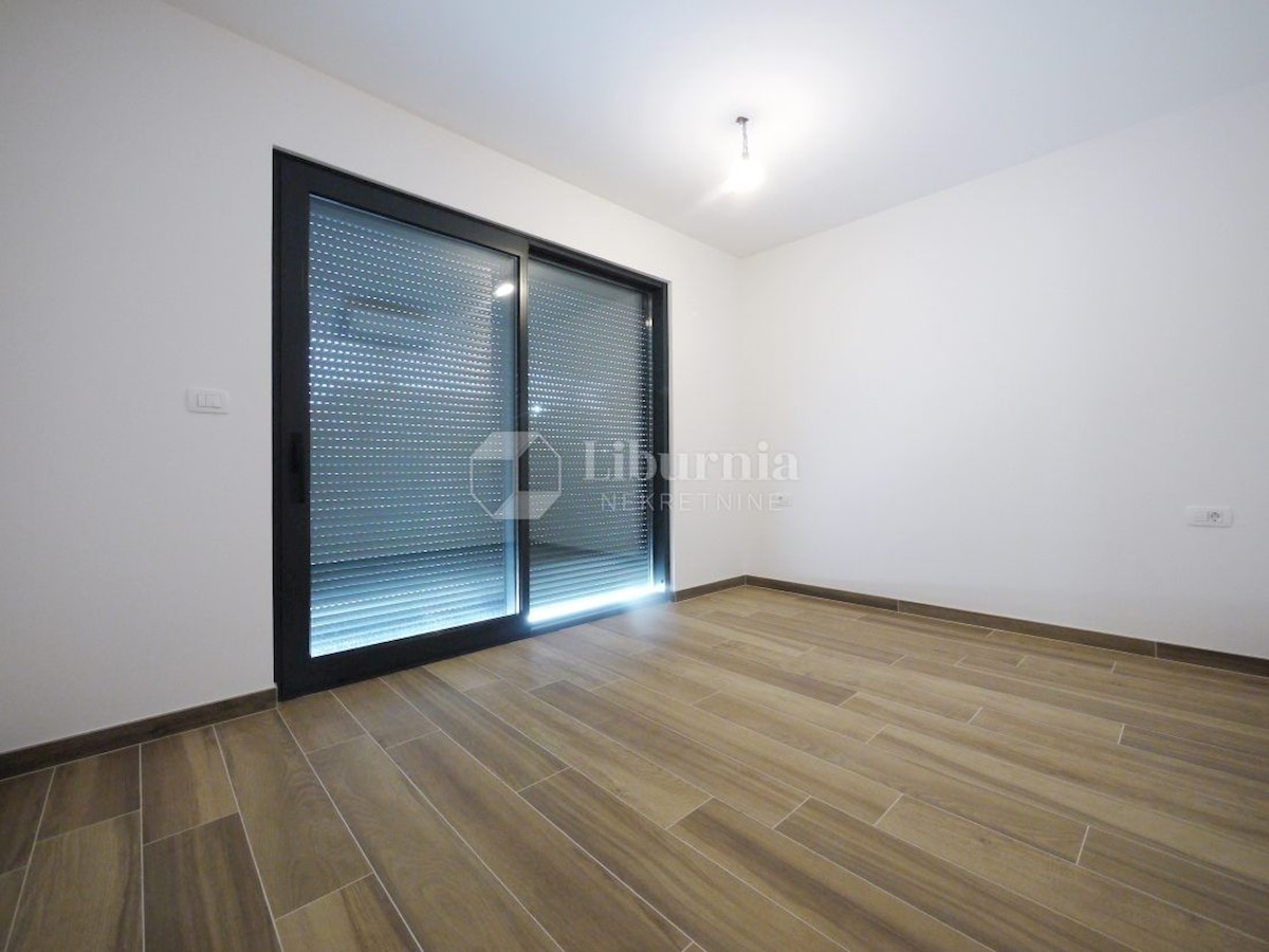Malinska. Novogradnja. Dvonadstropni apartma z bazenom, 250 metrov od morja.