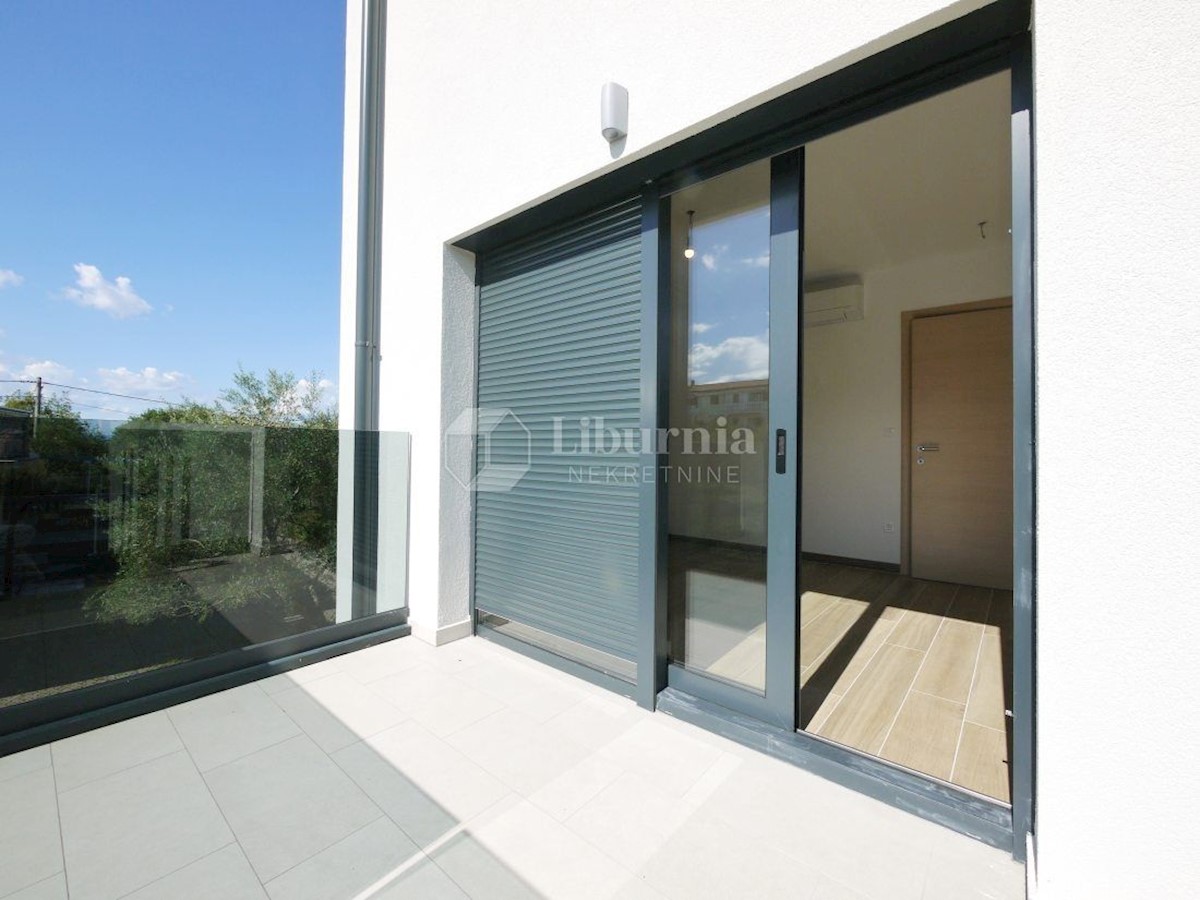 Malinska. Novogradnja. Dvonadstropni apartma z bazenom, 250 metrov od morja.