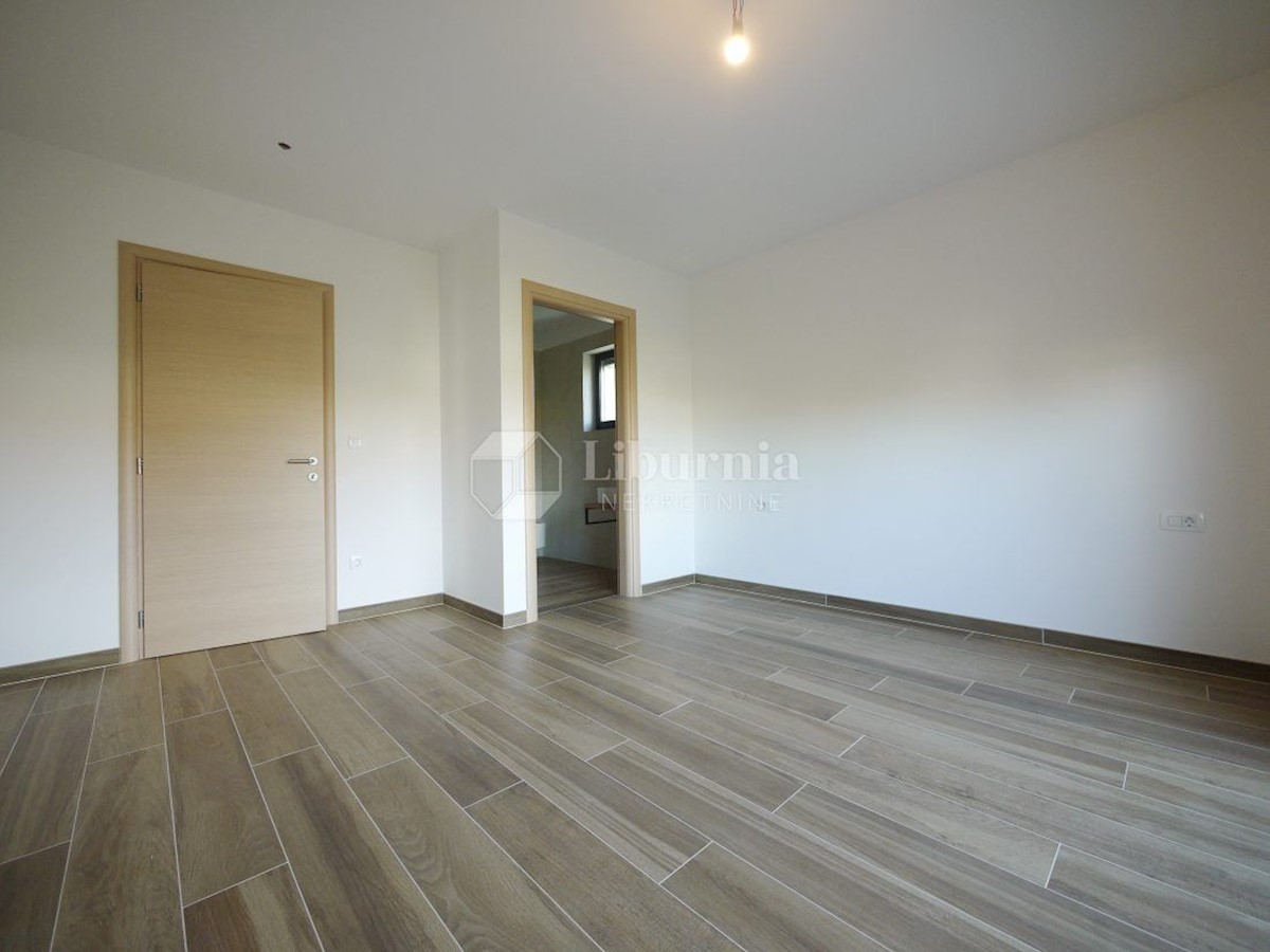 Malinska. Novogradnja. Dvonadstropni apartma z bazenom, 250 metrov od morja.