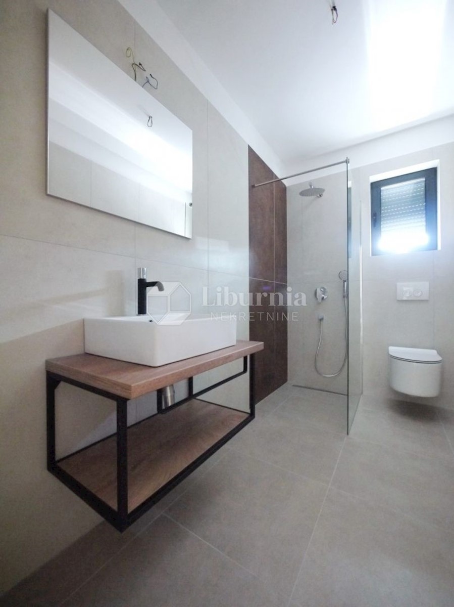 Malinska. Novogradnja. Dvonadstropni apartma z bazenom, 250 metrov od morja.