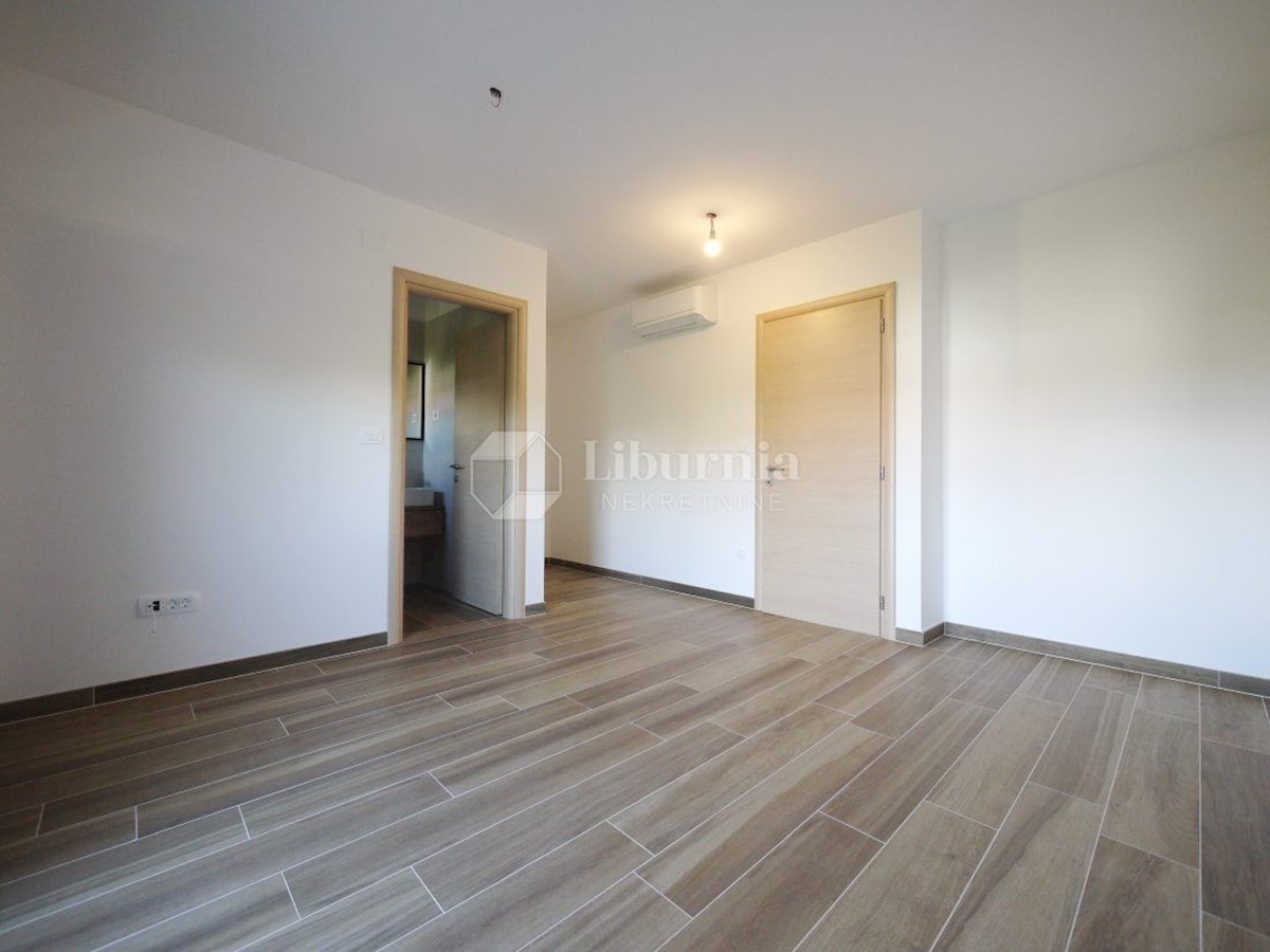 Malinska. Novogradnja. Dvonadstropni apartma z bazenom, 250 metrov od morja.