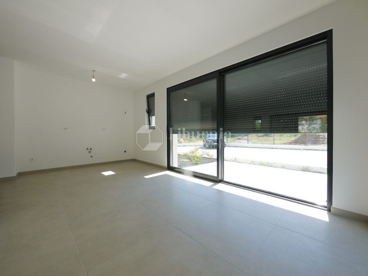 Malinska. Novogradnja. Dvonadstropni apartma z bazenom, 250 metrov od morja.