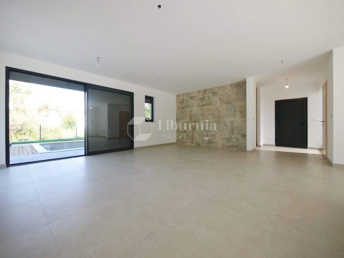 Malinska. Novogradnja. Dvonadstropni apartma z bazenom, 250 metrov od morja.