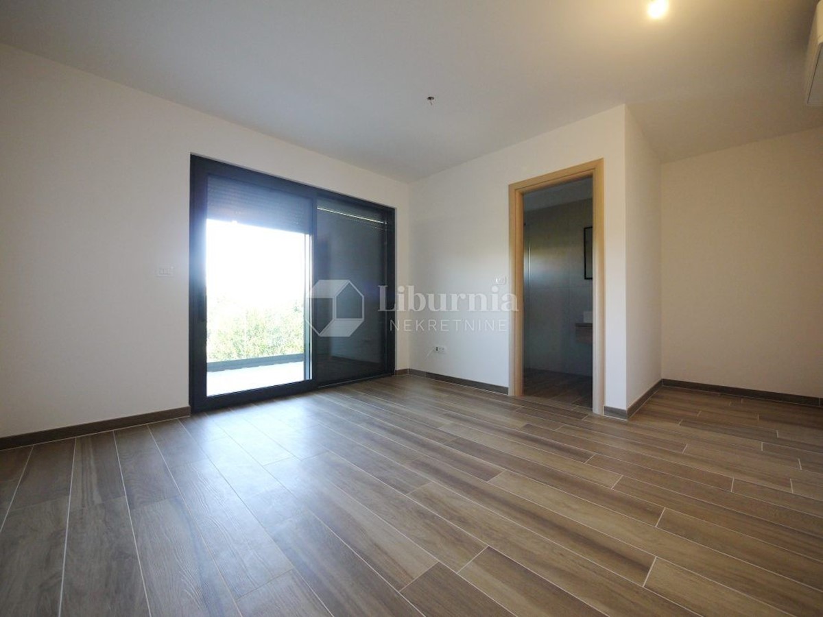 Malinska. Novogradnja. Dvonadstropni apartma z bazenom, 250 metrov od morja.