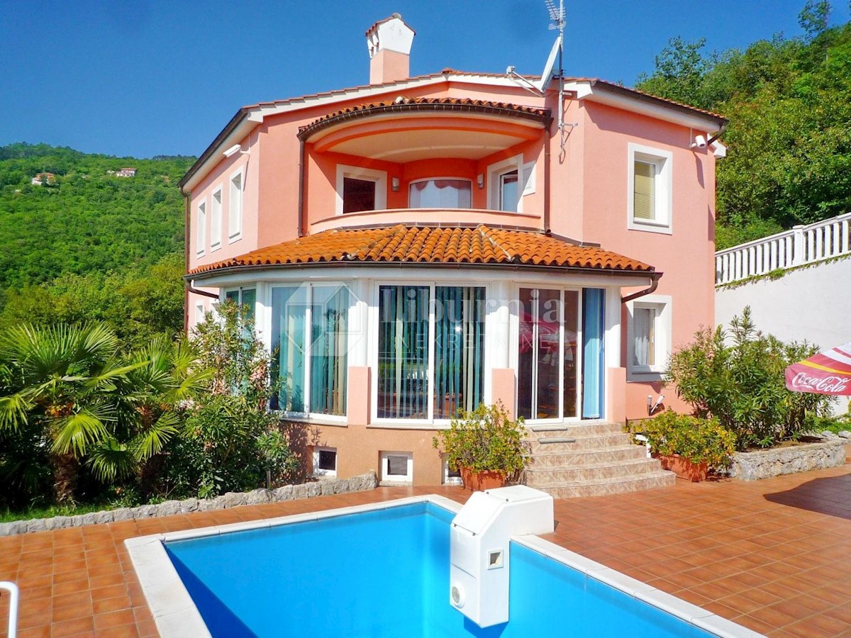 Opatija. Luksuzna vila z bazenom, garažo in pogledom na morje.