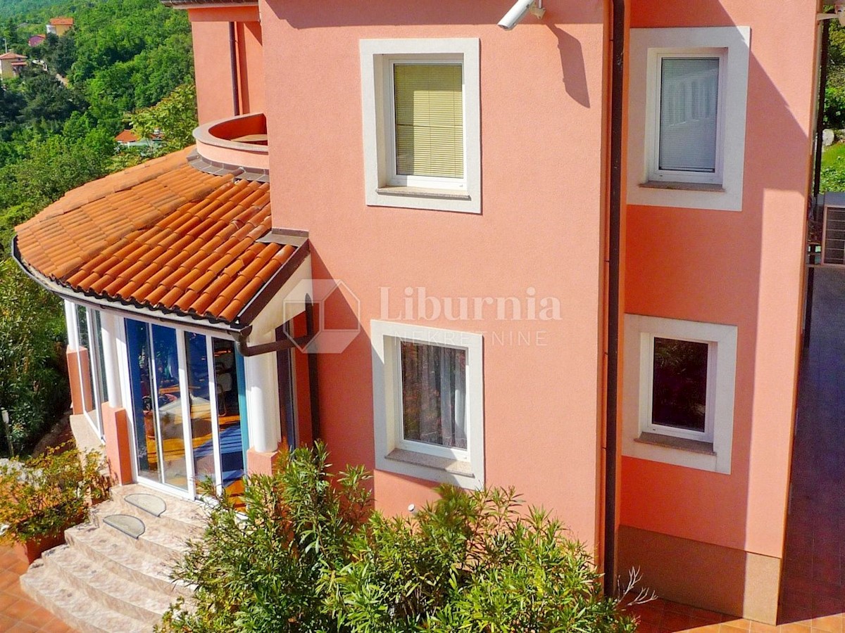 Opatija. Luksuzna vila z bazenom, garažo in pogledom na morje.
