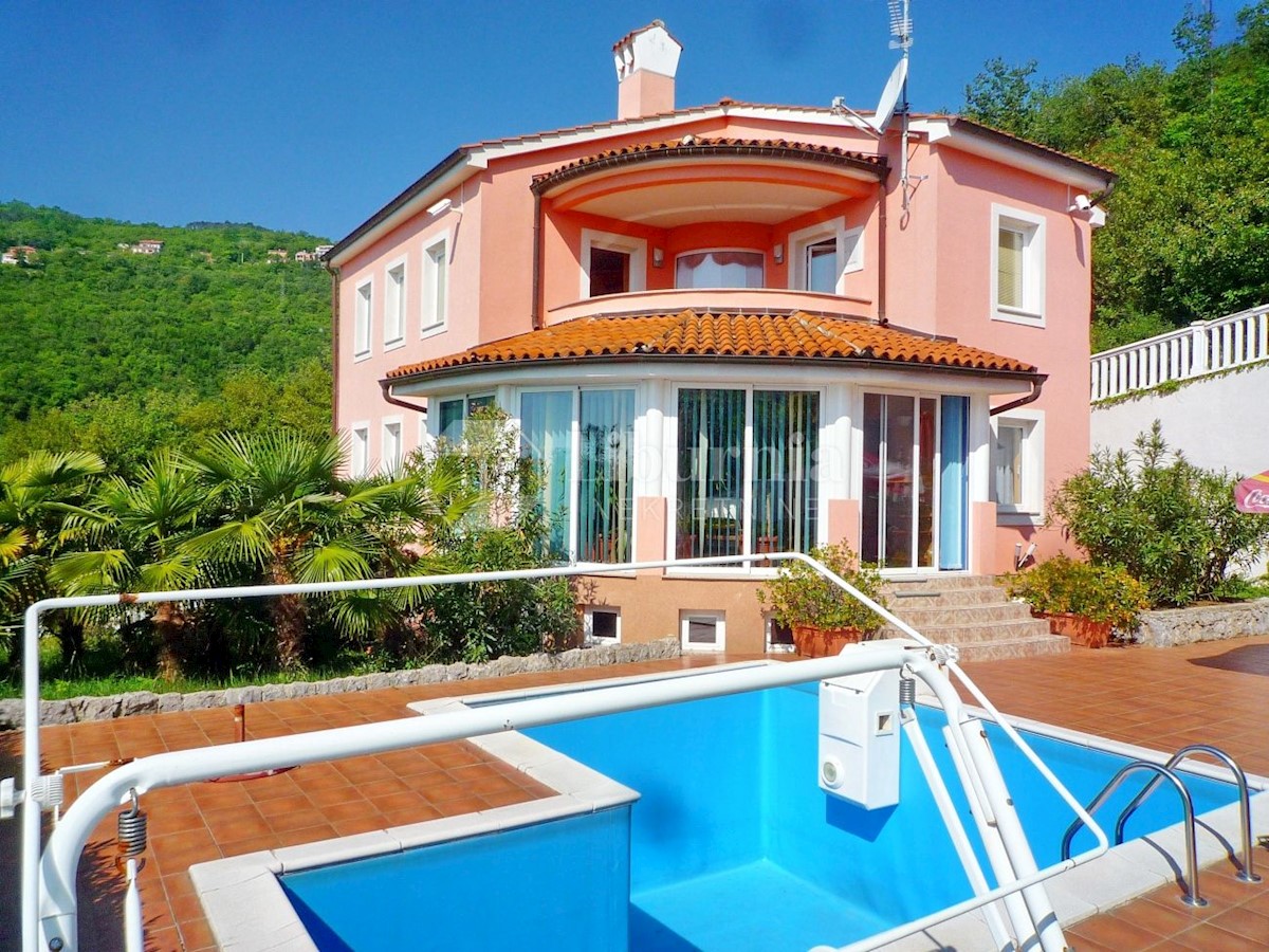 Opatija. Luksuzna vila z bazenom, garažo in pogledom na morje.