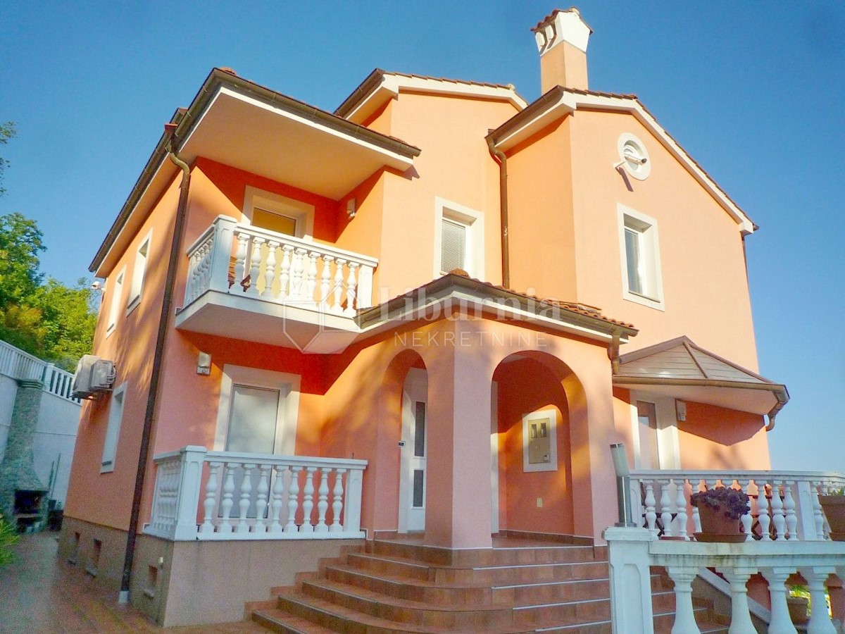Opatija. Luksuzna vila z bazenom, garažo in pogledom na morje.
