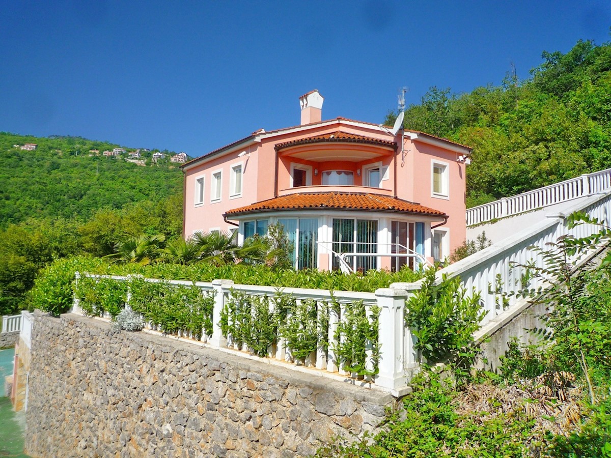 Opatija. Luksuzna vila z bazenom, garažo in pogledom na morje.