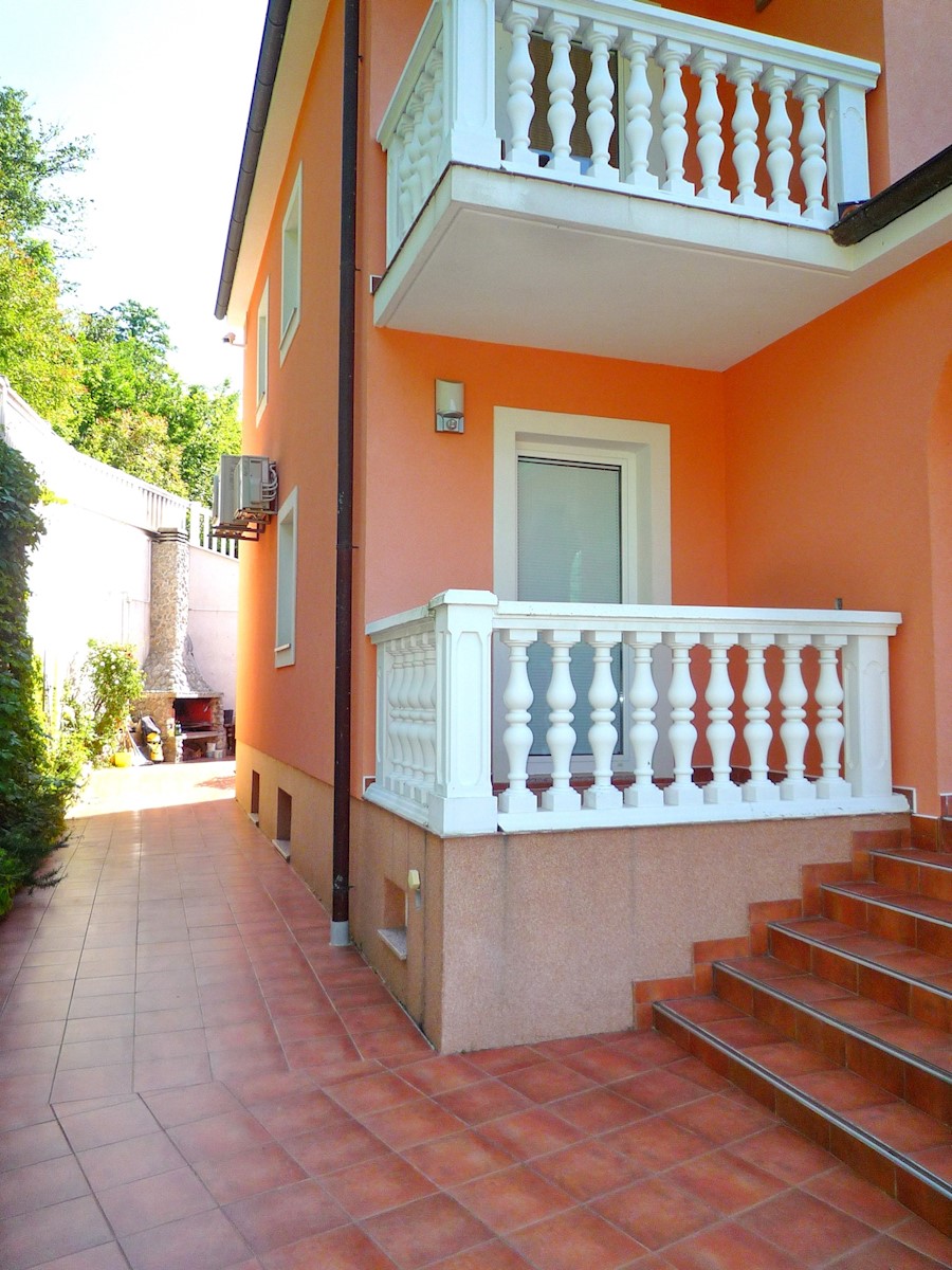 Opatija. Luksuzna vila z bazenom, garažo in pogledom na morje.