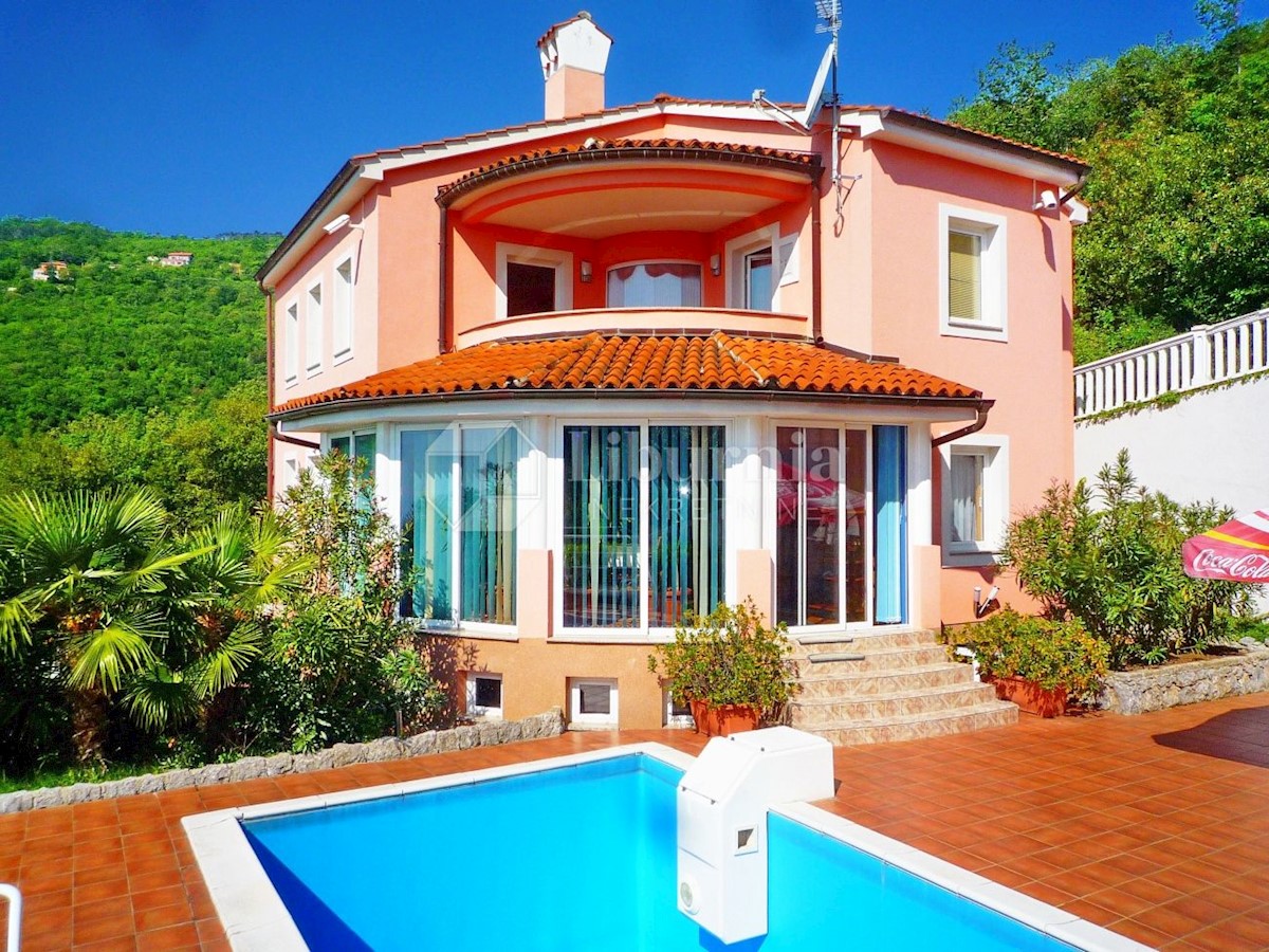 Opatija. Luksuzna vila z bazenom, garažo in pogledom na morje.