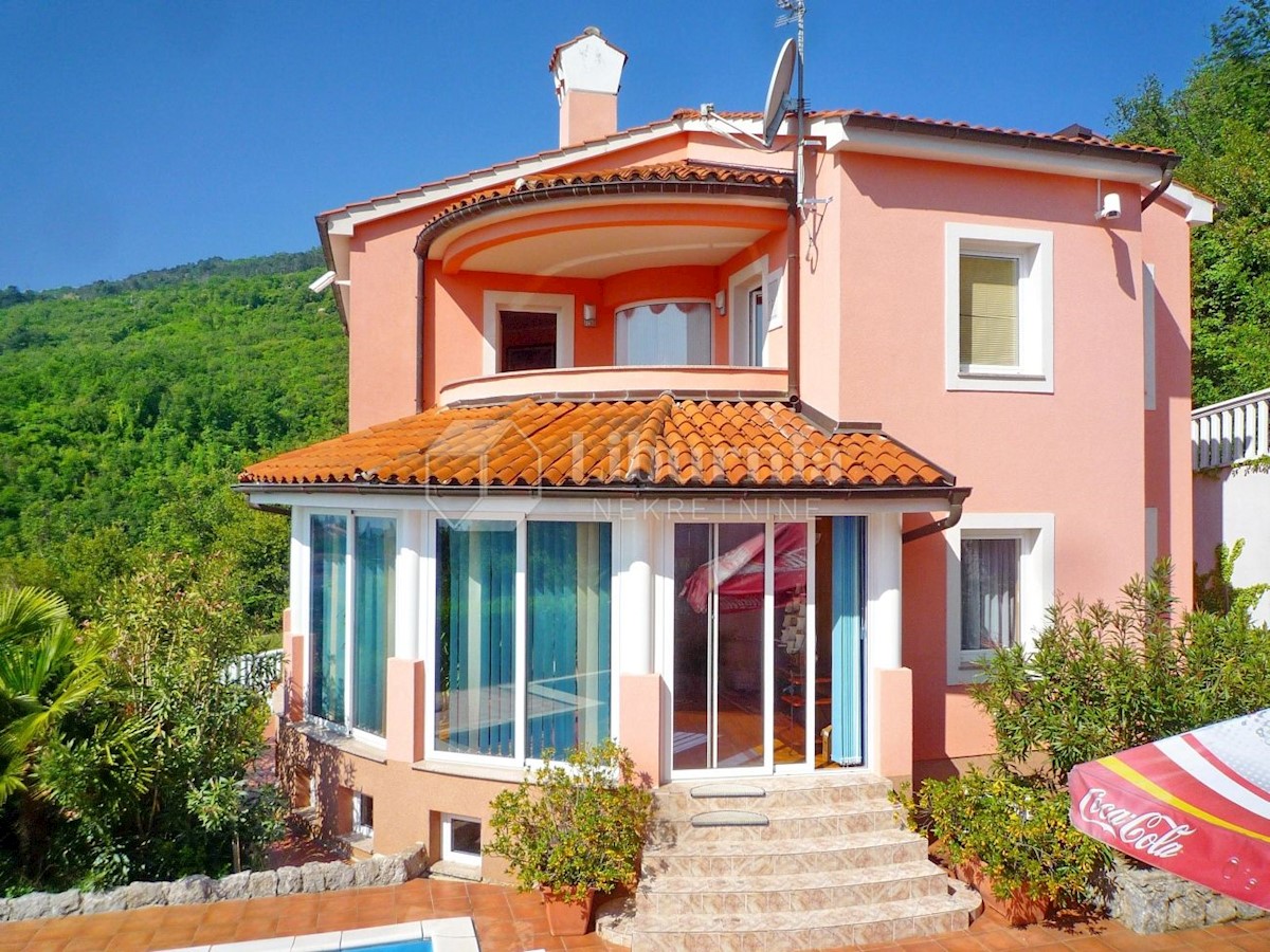 Opatija. Luksuzna vila z bazenom, garažo in pogledom na morje.